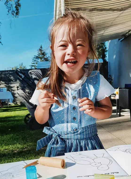 Kind bastelt konzentriert