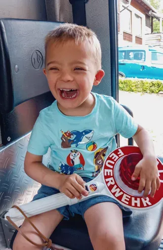 Kind bei der Feuerwehr