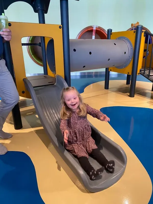 Kind auf der Rutsche