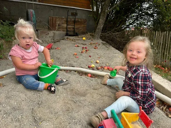 Kinder im Sandkasten