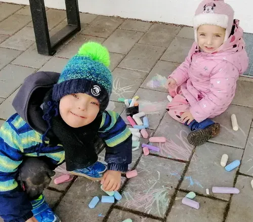 Kind malt mit Kreide