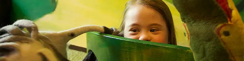 Kind mit Kuscheltieren